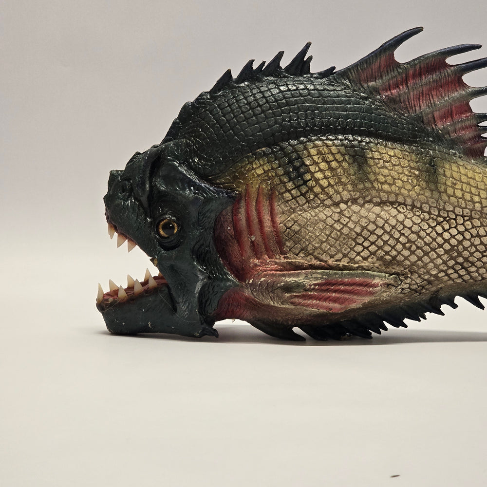 
                      
                        Originaler screen-used Background Piranha aus dem Kultfilm «PIRANHA 3DD» (2012)
                      
                    