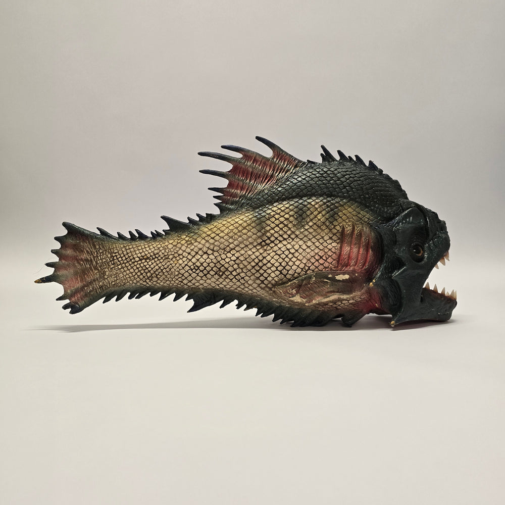 
                      
                        Originaler screen-used Background Piranha aus dem Kultfilm «PIRANHA 3DD» (2012)
                      
                    