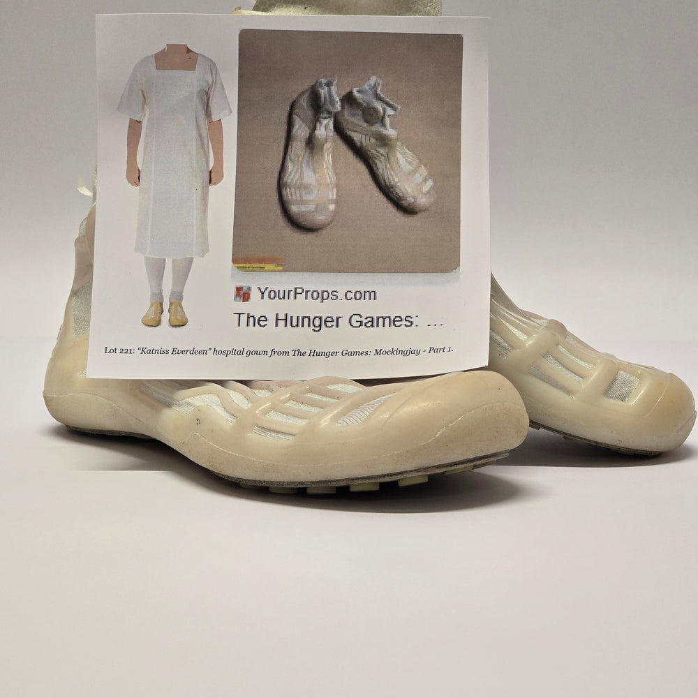 
                      
                        Original screen-used Spitalschuhe aus «THE HUNGER GAMES – The Mockingjay – Part 1» (2014)
                      
                    