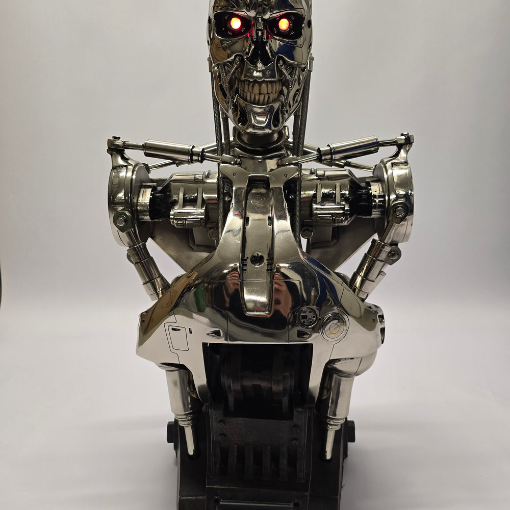 
                      
                        1:1 T-800 Endo-Skeleton Replika-Büste aus «TERMINATOR 2 – Judgment Day» (1991)
                      
                    