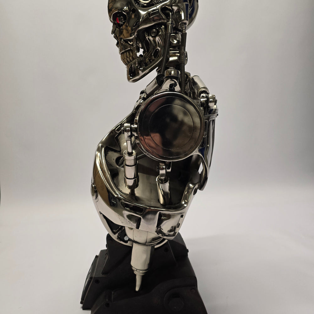 
                      
                        1:1 T-800 Endo-Skeleton Replika-Büste aus «TERMINATOR 2 – Judgment Day» (1991)
                      
                    