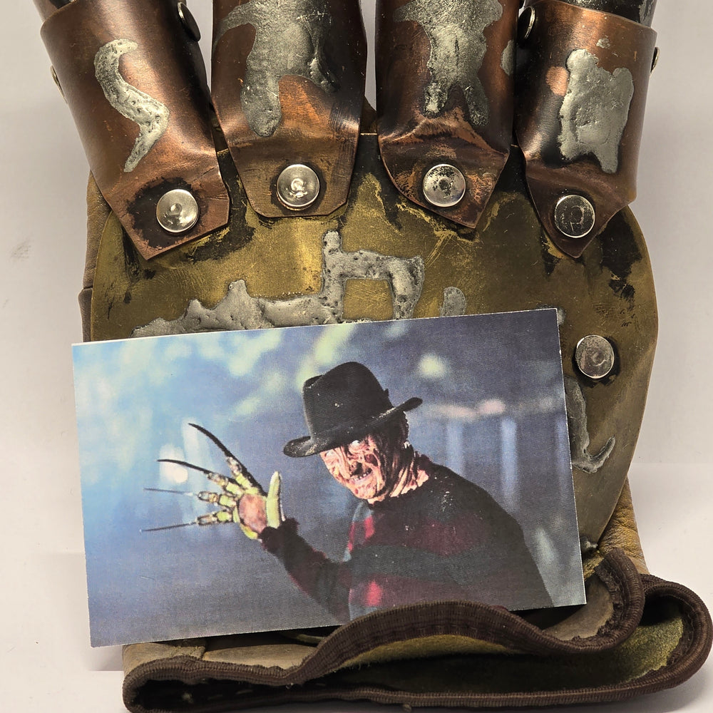 
                      
                        1:1 Freddy Krueger Replika-Handschuh (Metall) aus der «NIGHTMARE ON ELM STREET»-Franchise
                      
                    