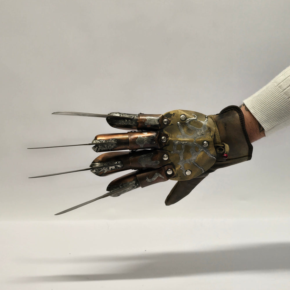 
                      
                        1:1 Freddy Krueger Replika-Handschuh (Metall) aus der «NIGHTMARE ON ELM STREET»-Franchise
                      
                    