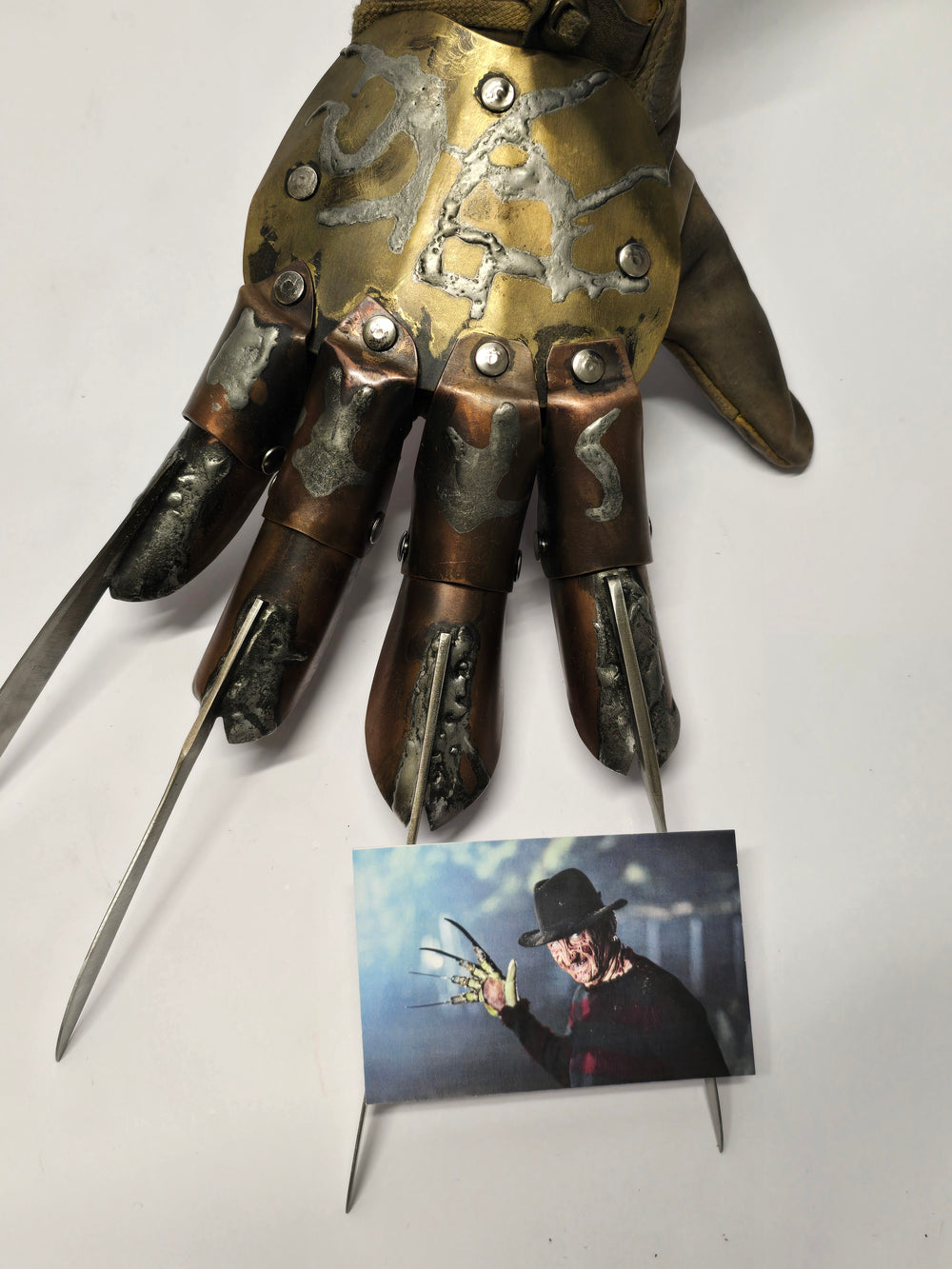 1:1 Freddy Krueger Replika-Handschuh (Metall) aus der «NIGHTMARE ON ELM STREET»-Franchise