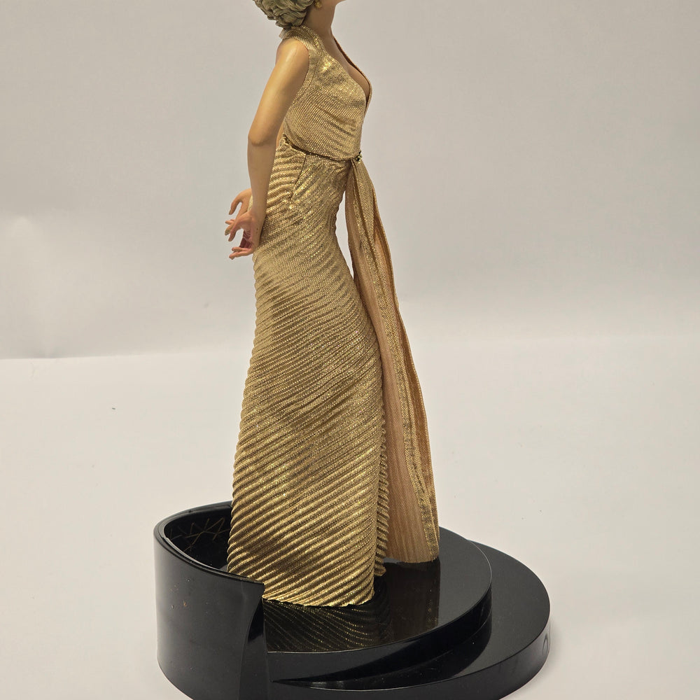 
                      
                        1:4 Marilyn Monroe Statue aus «GENTLEMEN PREFER BLONDES» (1953)
                      
                    