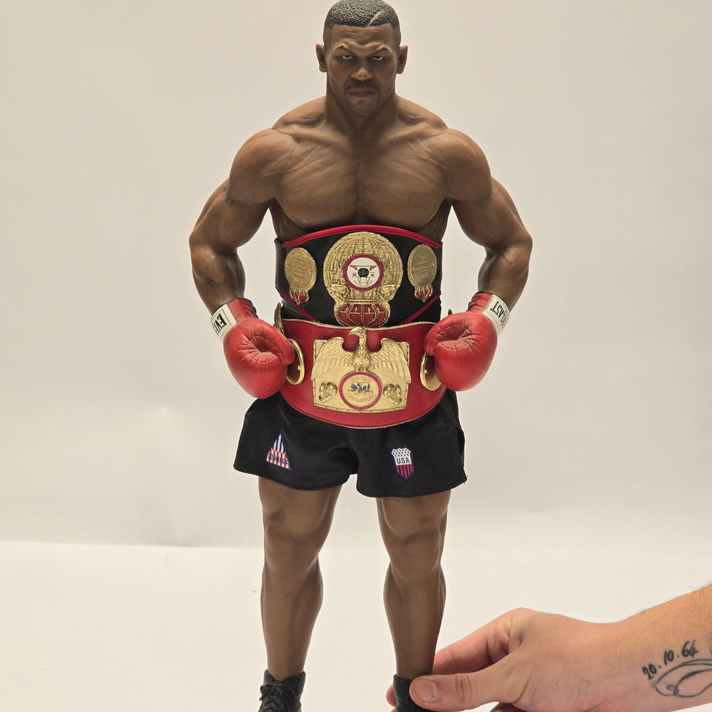 
                      
                        Realistische 1:4 Figur von Boxer Mike Tyson
                      
                    