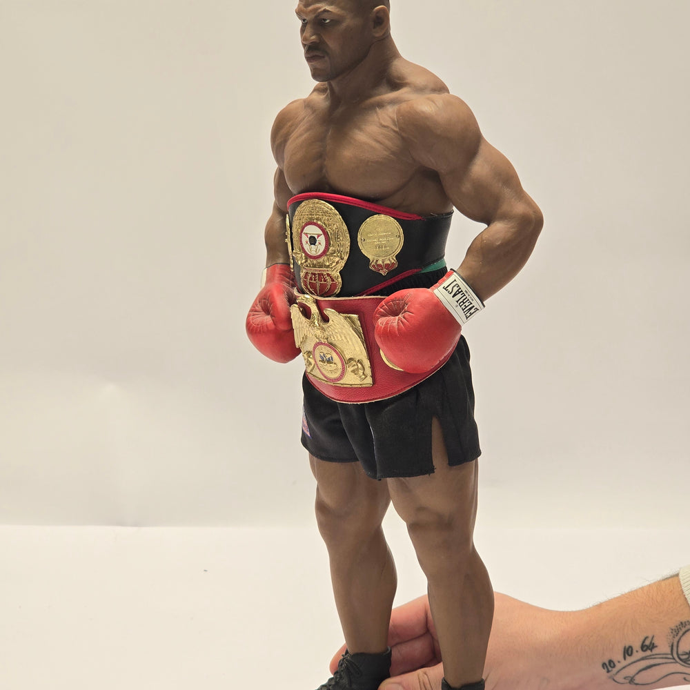 
                      
                        Realistische 1:4 Figur von Boxer Mike Tyson
                      
                    