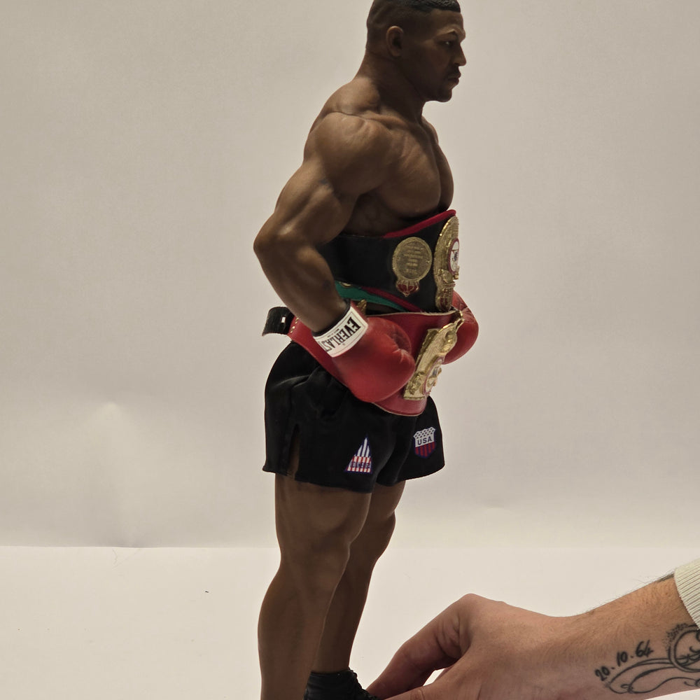 
                      
                        Realistische 1:4 Figur von Boxer Mike Tyson
                      
                    