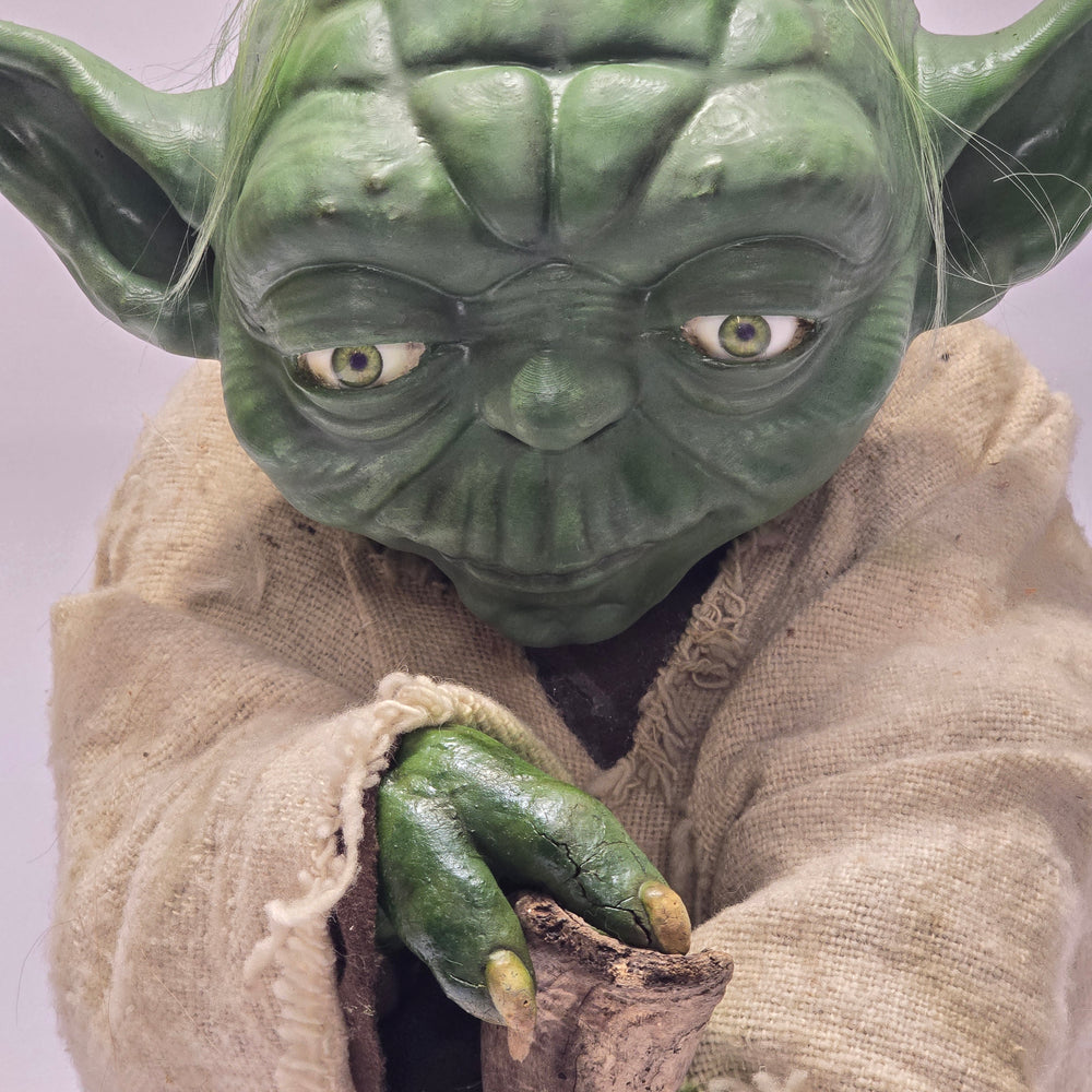 
                      
                        1:1 Yoda Replika-Figur aus «STAR WARS – THE EMPIRE STRIKES BACK» (1980)
                      
                    