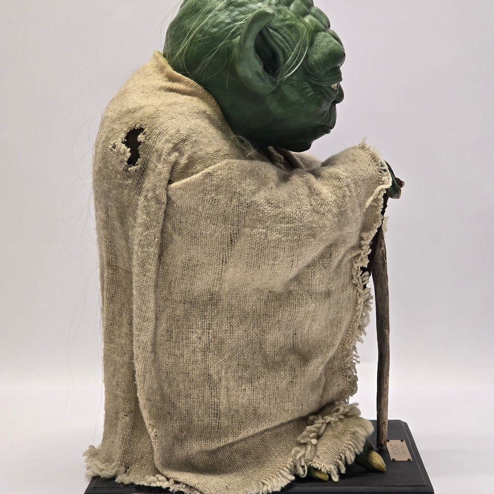 
                      
                        1:1 Yoda Replika-Figur aus «STAR WARS – THE EMPIRE STRIKES BACK» (1980)
                      
                    