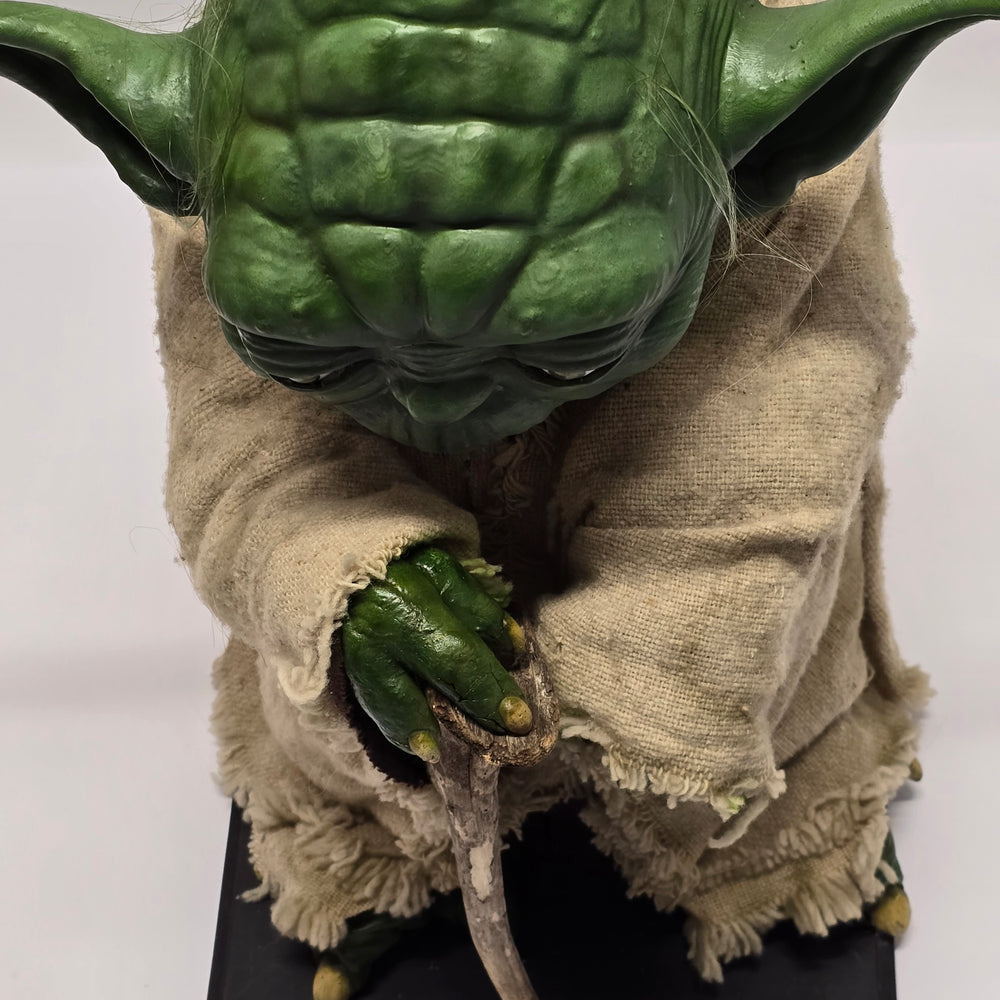 
                      
                        1:1 Yoda Replika-Figur aus «STAR WARS – THE EMPIRE STRIKES BACK» (1980)
                      
                    